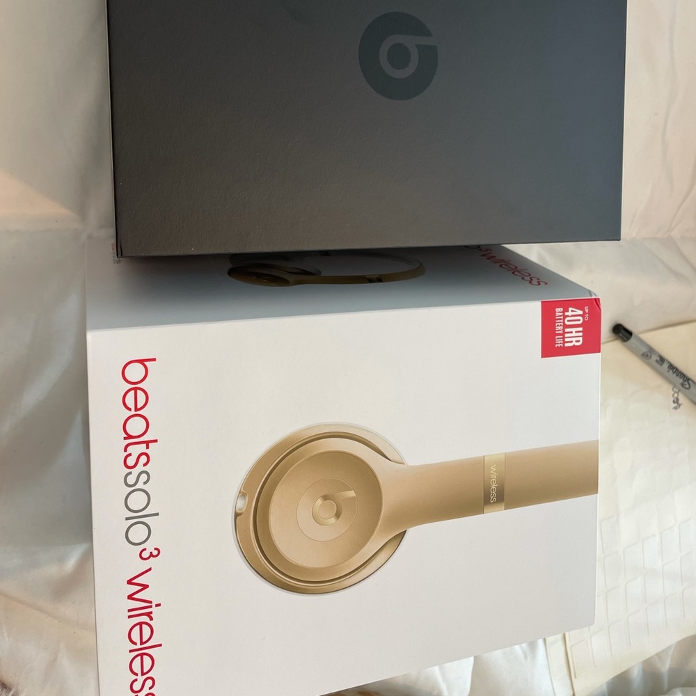 Beats solo 3 wireless gold
